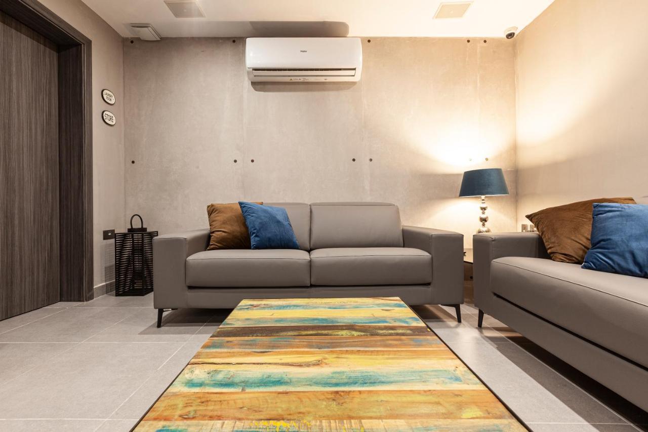 Charming,Comfortable And Centrally Located Group Accomodation Gzira Luaran gambar