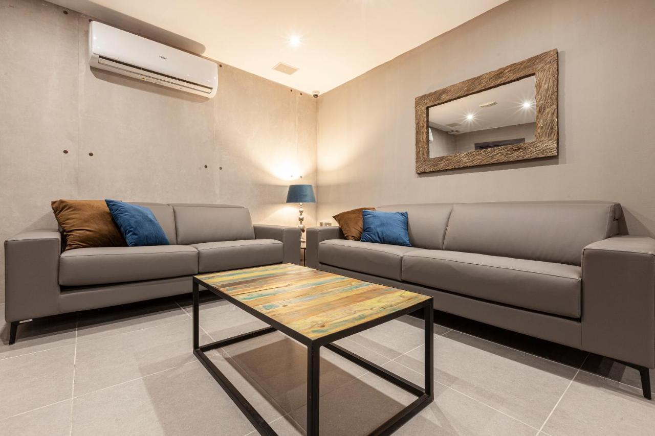 Charming,Comfortable And Centrally Located Group Accomodation Gzira Luaran gambar
